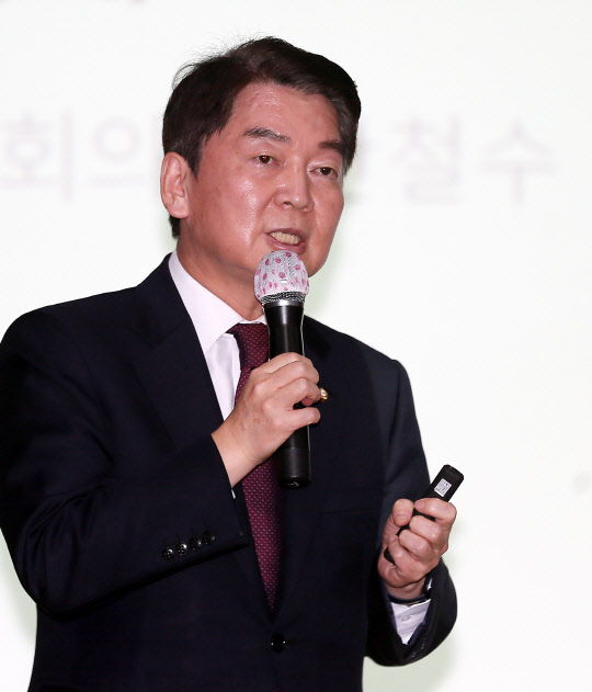 국민의힘 차기 당권 도전을 선언한 안철수 의원이 지난 10월29일 제주벤처마루에서 국민의힘 제주도당 당원 연수 특강을 하고 있다.<연합뉴스>